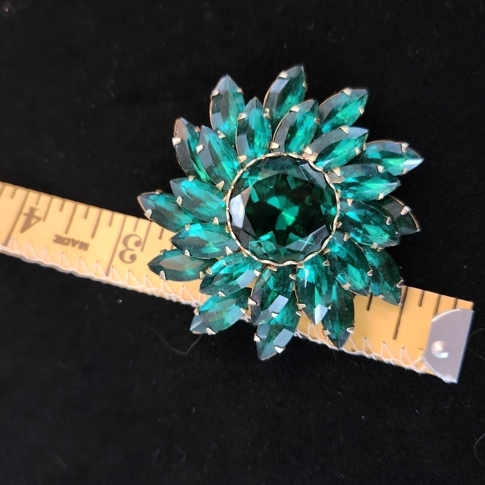 Vintage Emerald Green Floral Brooch - Picture 2 of 5